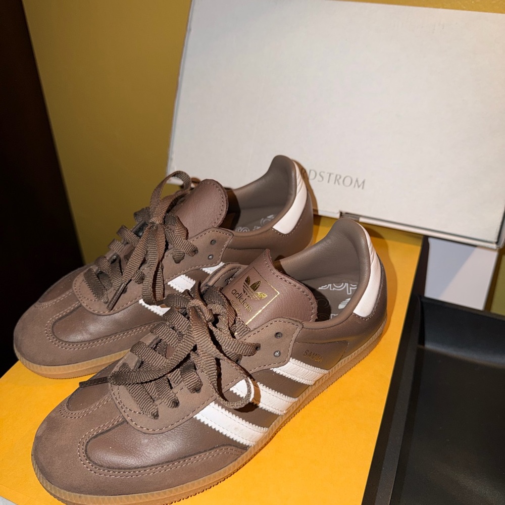 Adidas - SAMBA OG WOMEN
"EARTH STRATA GUM"